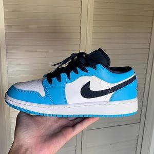 Air Jordan-UNC lows size 5.5 in youth (7.5 in woman’s)